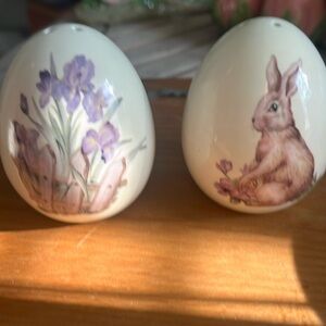 Salt n pepper shakers